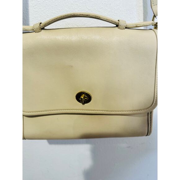 Vintage COACH 9870 Ivory Leather Court Brass Turn Lock Crossbody Strap Bag - Picture 7 of 13